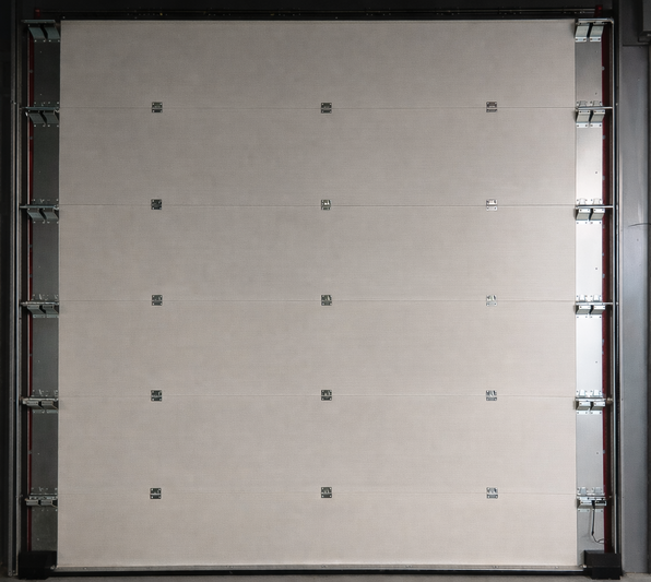 Geplaatste brandwerende overheaddeur EW90 in buitengevel voor industriële brandcompartimentering