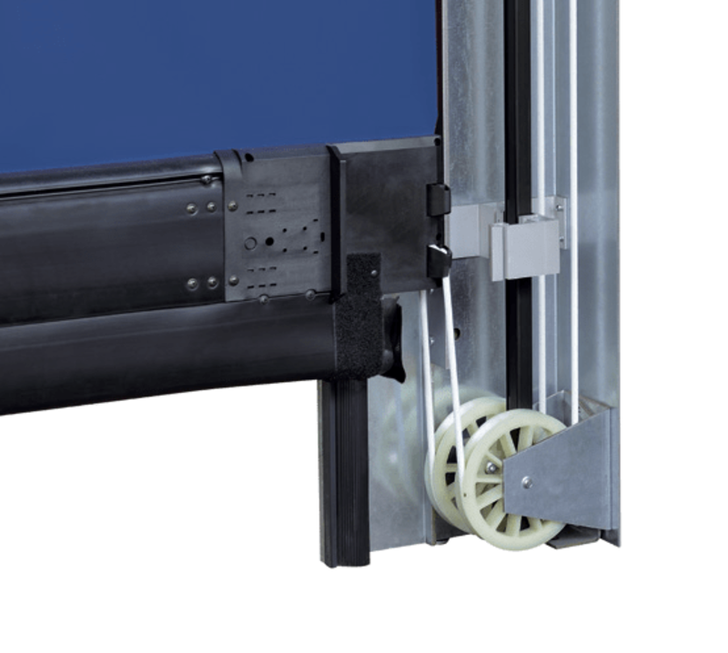 Bij hoge windlast blijft de deur functioneren door het trekmechanisme