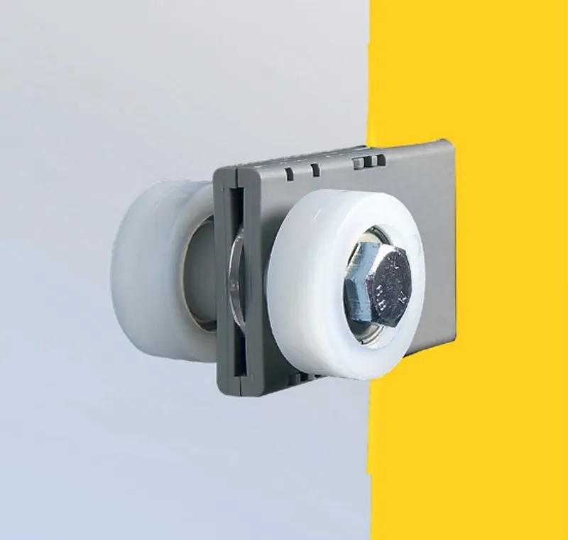 De verenstaal windverstijvingen met looprollen in de zijgeleiding zorgen voor de noodzakelijke doekstabiliteit.